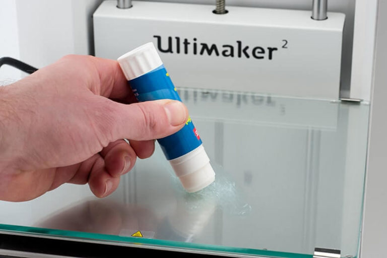 getting started with 3d printing -ultimaker glass bed adhesive glue